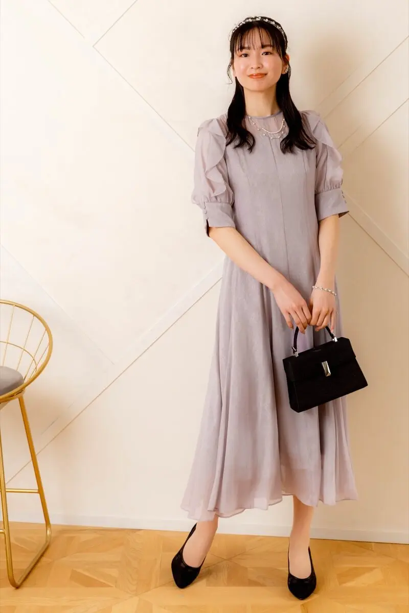 スモークパープルの配色レースバックリボンドレス