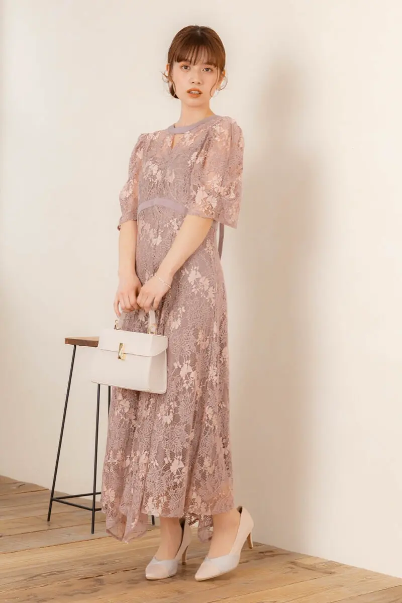 グレージュのリーフ柄レースドレス