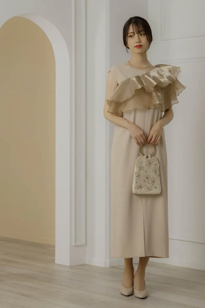 ベージュのグロッシーラッフル付きドレス | ANDRESD | S | 結婚式