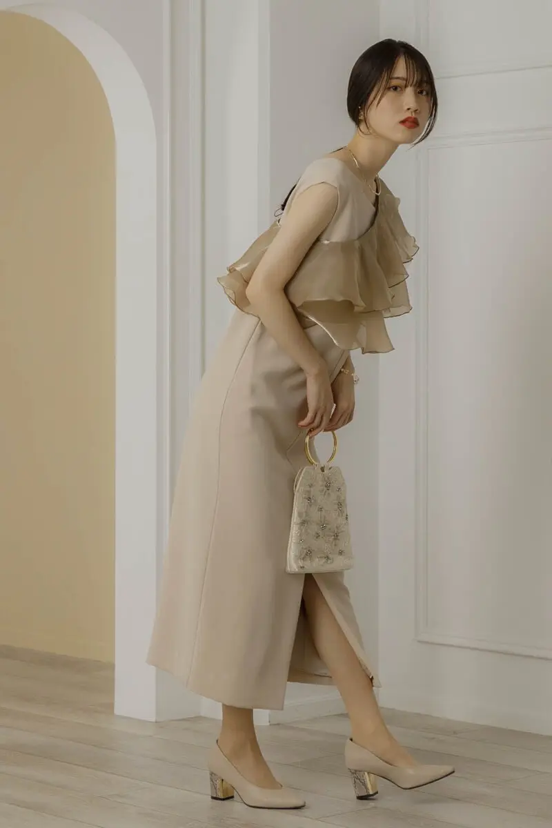 ベージュのグロッシーラッフル付きドレス | ANDRESD | S | 結婚式