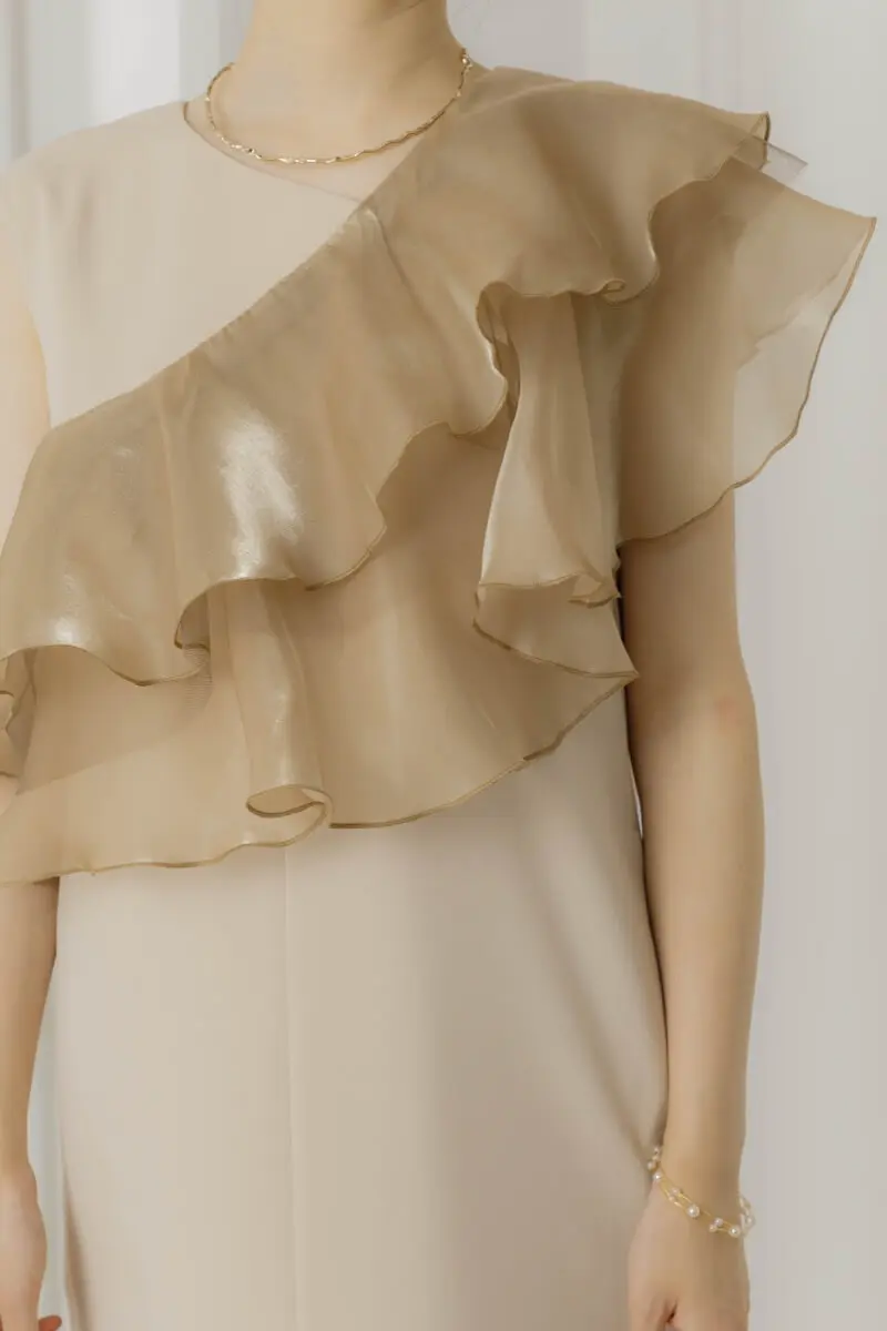 ベージュのグロッシーラッフル付きドレス | ANDRESD | S | 結婚