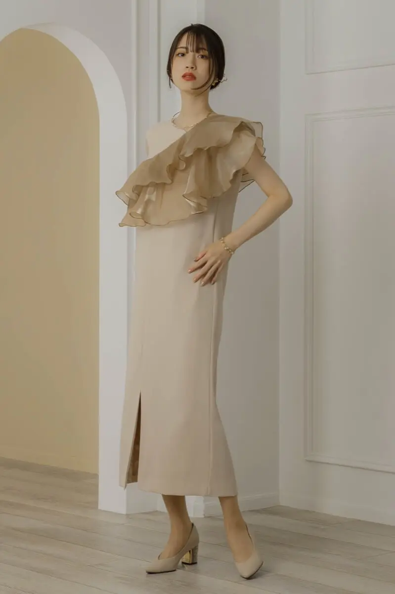 ベージュのグロッシーラッフル付きドレス