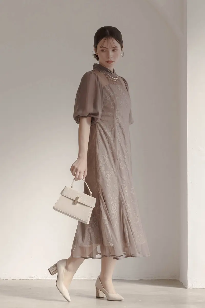 グレージュのシアーパフスリーブドレス