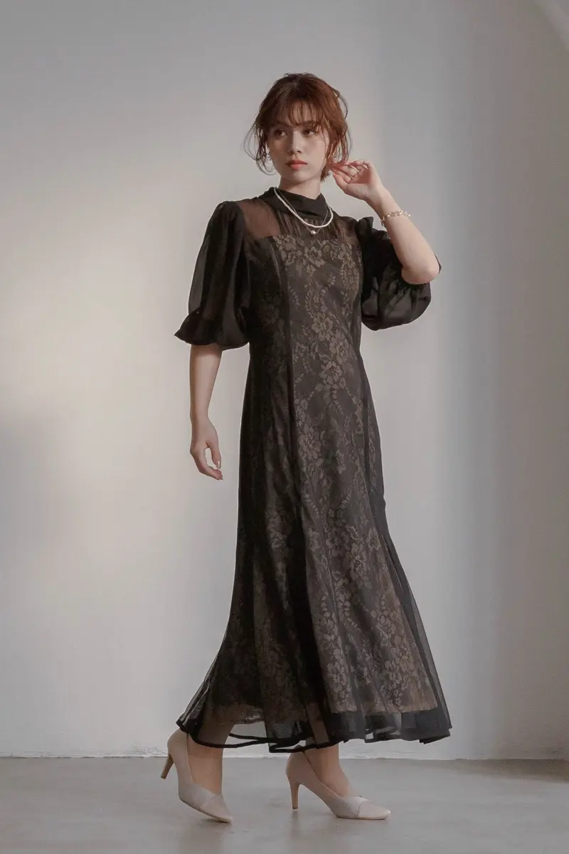 ブラックのシアーパフスリーブドレス