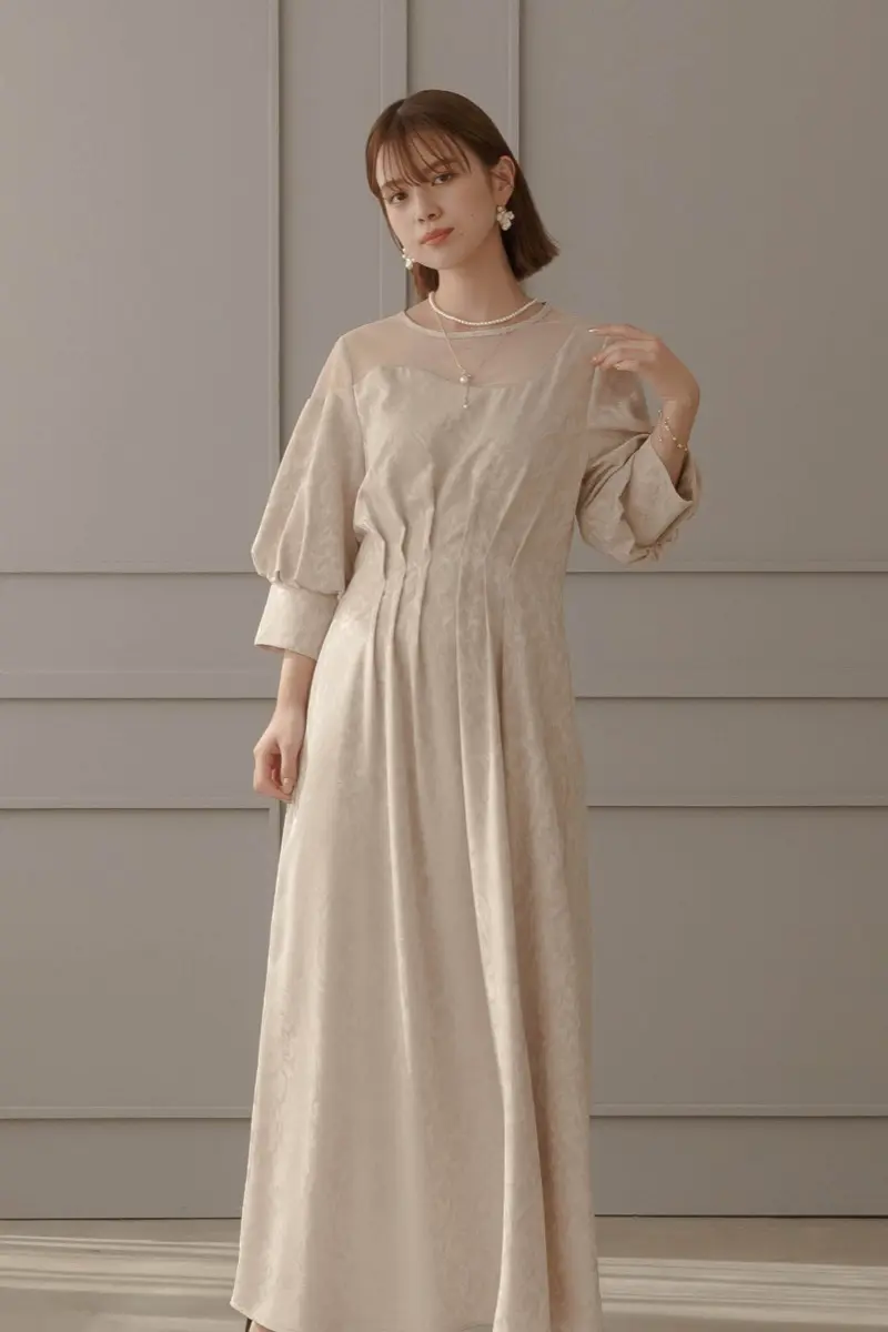 ベージュのイレギュラーデコルテドレス