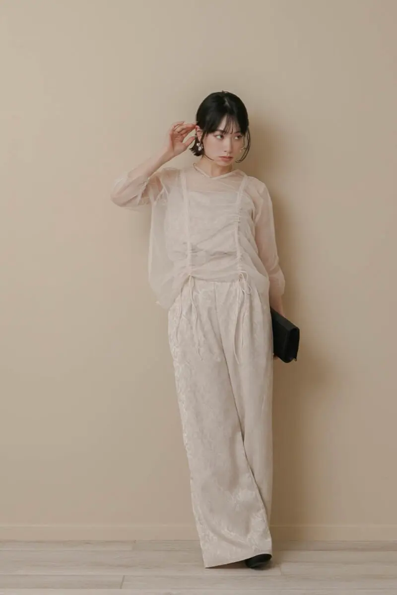 ベージュの3ピースセットパンツドレス