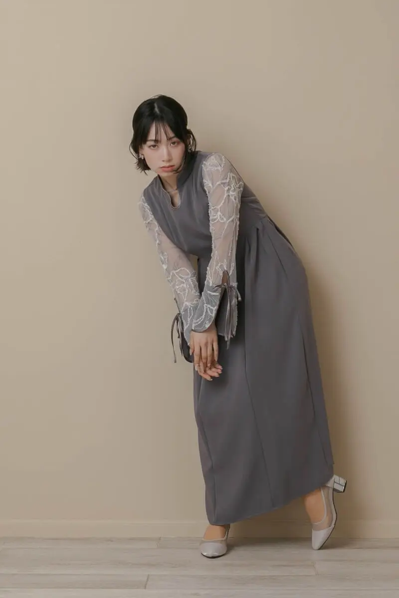 10★新品タグ付き★ドリドール　フェザーフラワーコクーンドレス　グレー フェザーフラワーコクーンドレス結婚式お呼ばれワンピース