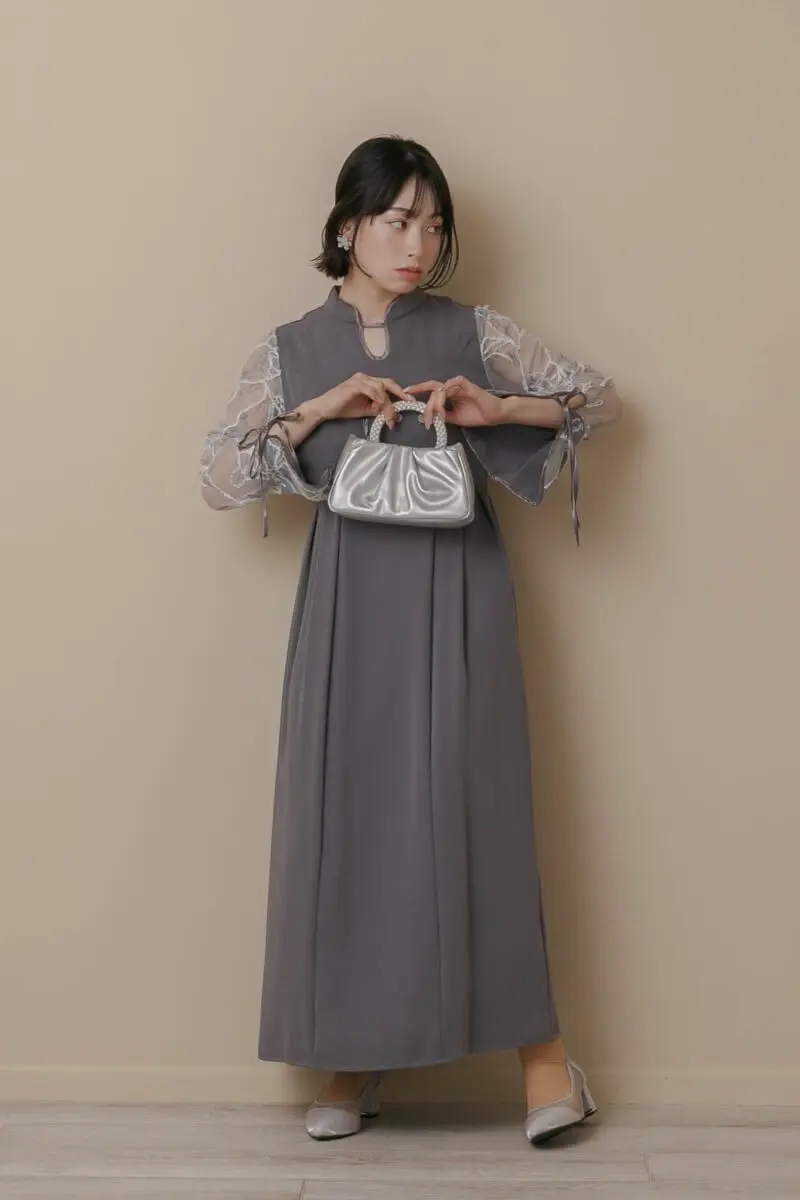 グレーのフェザーフラワーコクーンドレス
