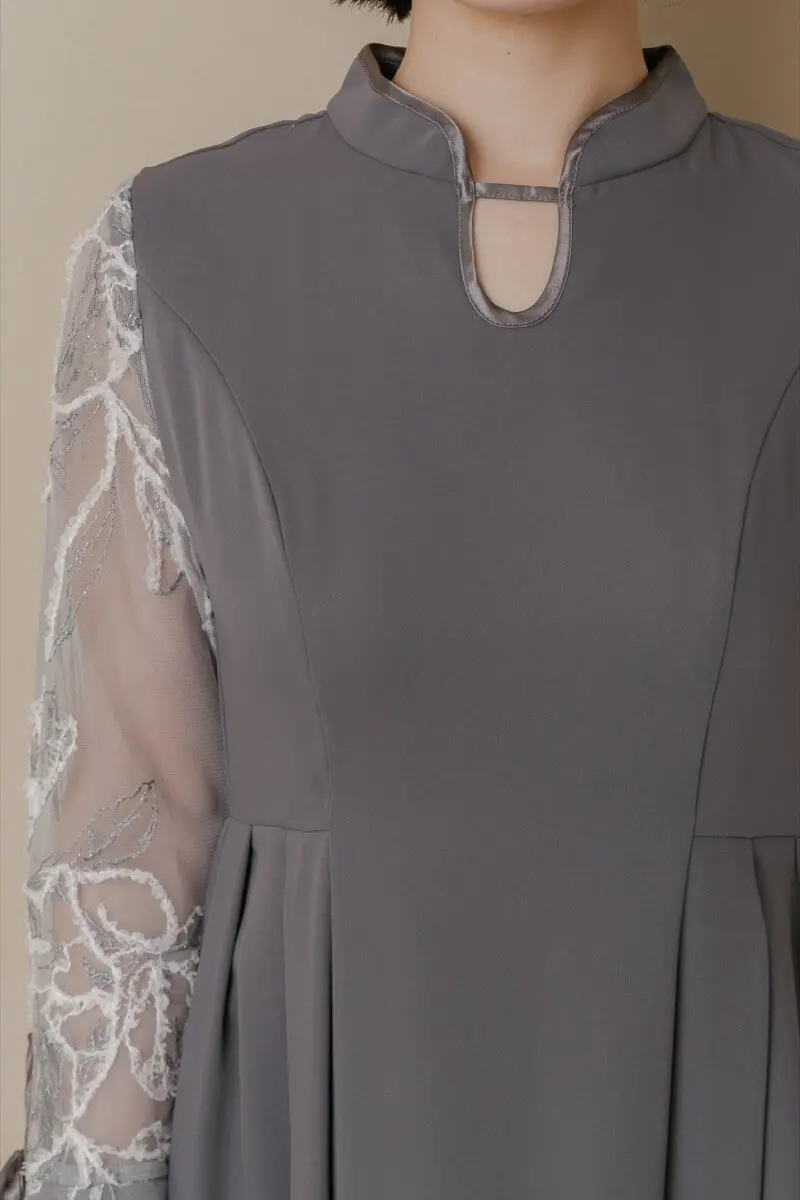 グレーのフェザーフラワーコクーンドレス | Dorry doll | M