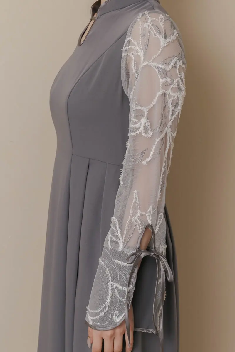 10★新品タグ付き★ドリドール　フェザーフラワーコクーンドレス　グレー フェザーフラワーコクーンドレス結婚式お呼ばれワンピース