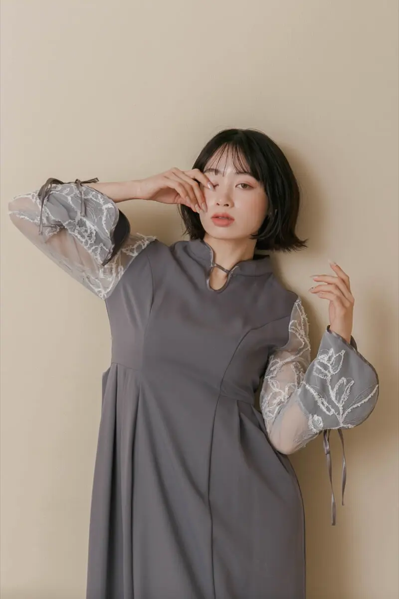 グレーのフェザーフラワーコクーンドレス | Dorry doll | M