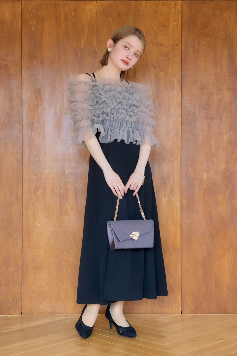 グレージュ×ブラックのシャーリングチュールトップス付きドレス