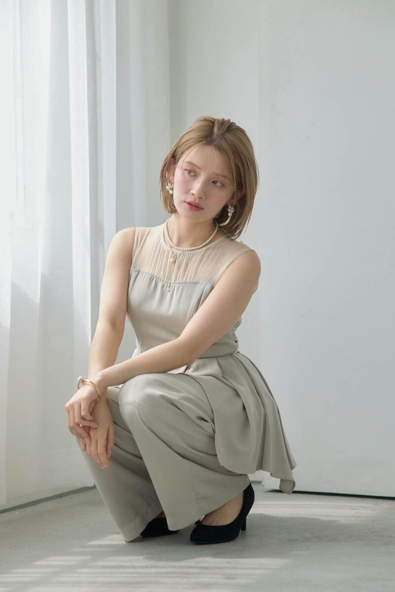 ベージュのペプラムパンツドレスの商品画像11
