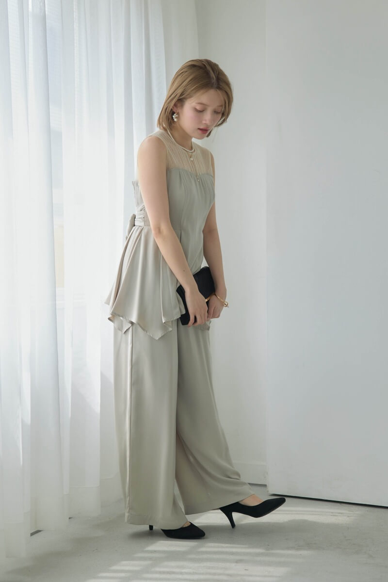 ベージュのペプラムパンツドレスの商品画像14