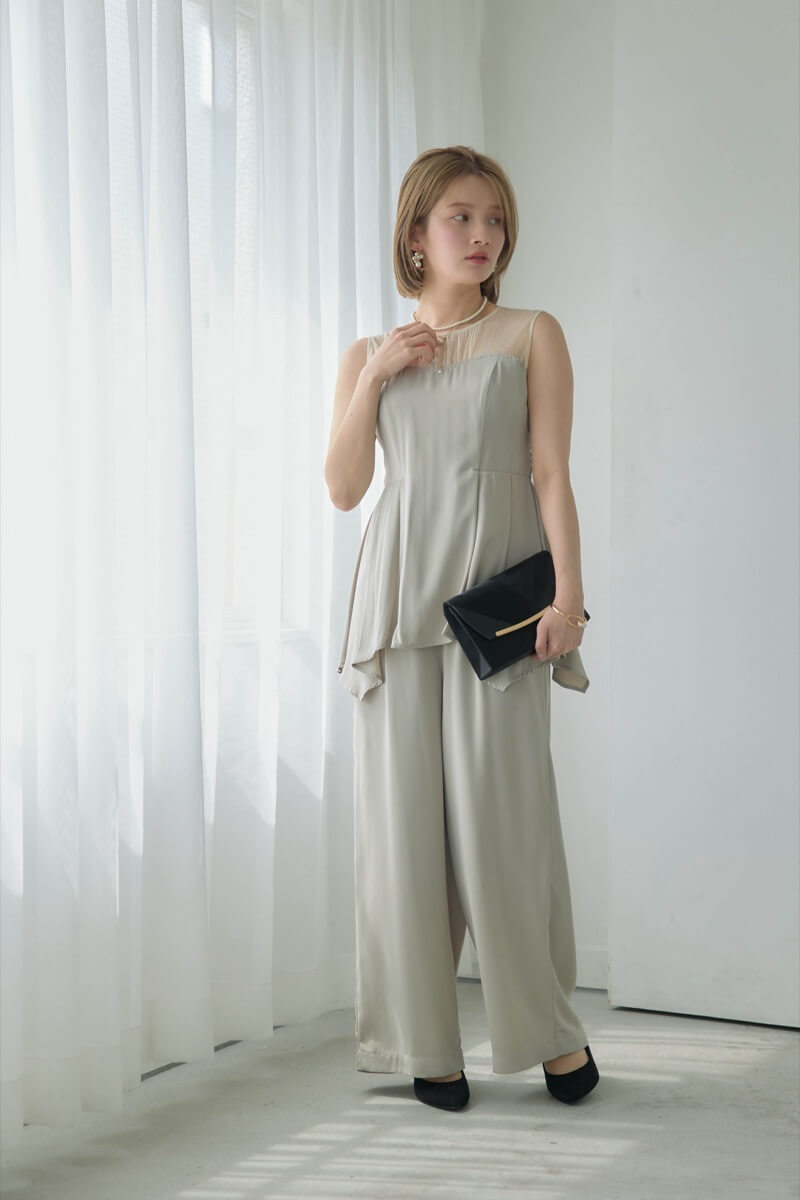 ベージュのペプラムパンツドレスの商品画像9
