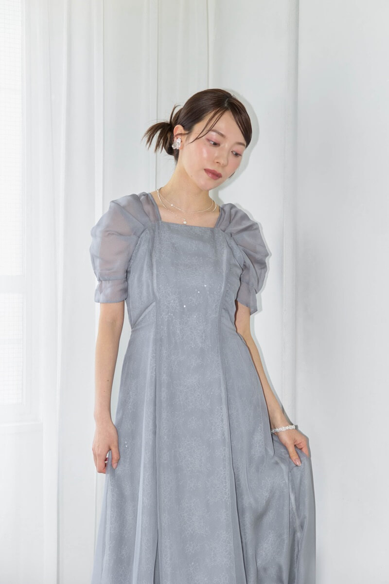 グレーのオーガンジースパンコールドレスの商品画像1