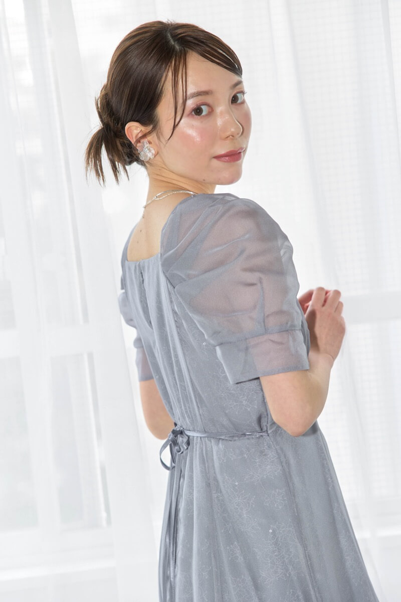 グレーのオーガンジースパンコールドレスの商品画像13