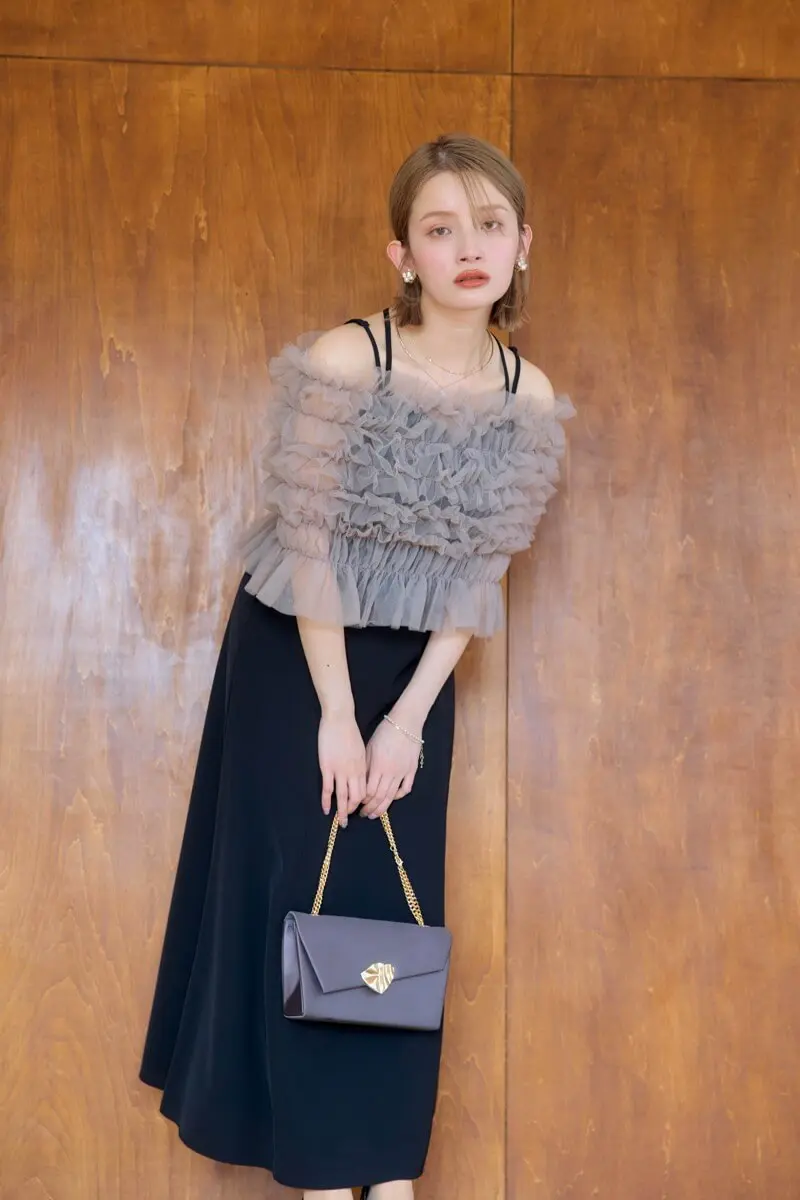 グレージュ×ブラックのシャーリングチュールトップス付きドレス