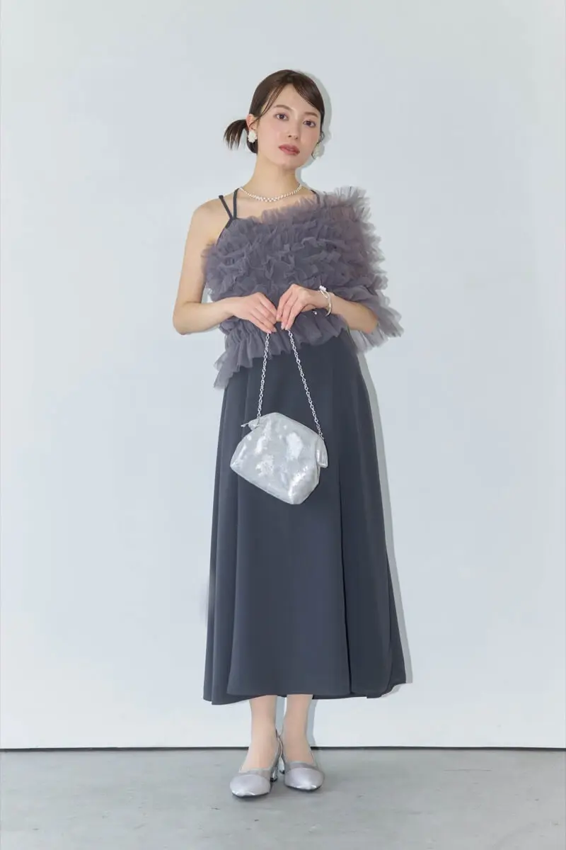 ダークグレーのシャーリングチュールトップス付きドレス | metoi