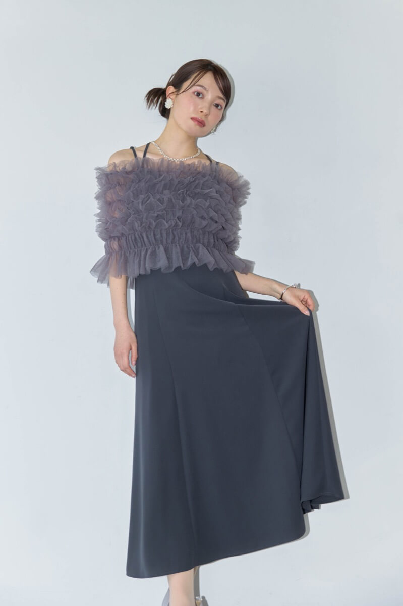 ダークグレーのシャーリングチュールトップス付きドレスの商品画像9