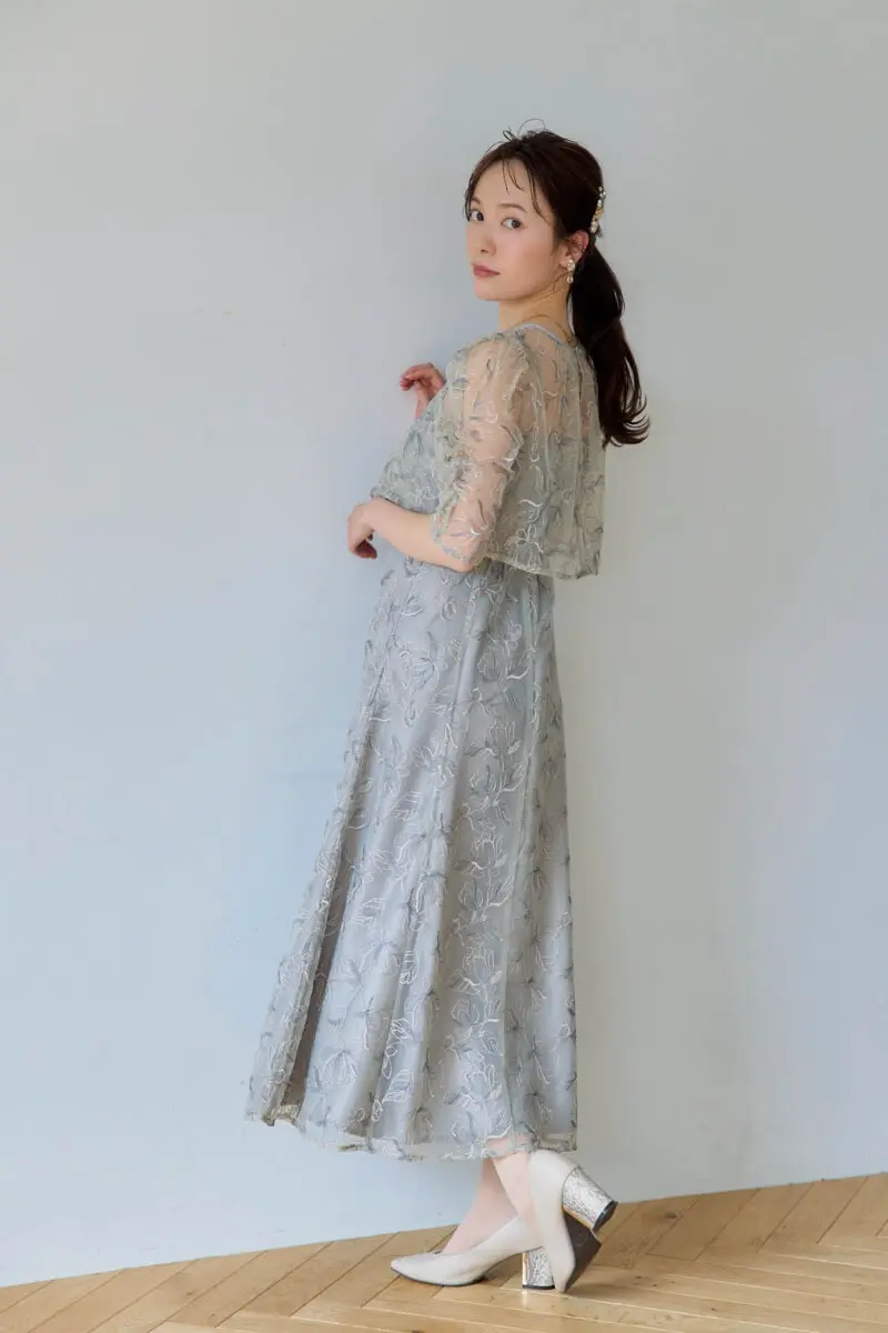 グレイッシュグリーンのエンブロイダリーレイヤードドレス | metoi | M