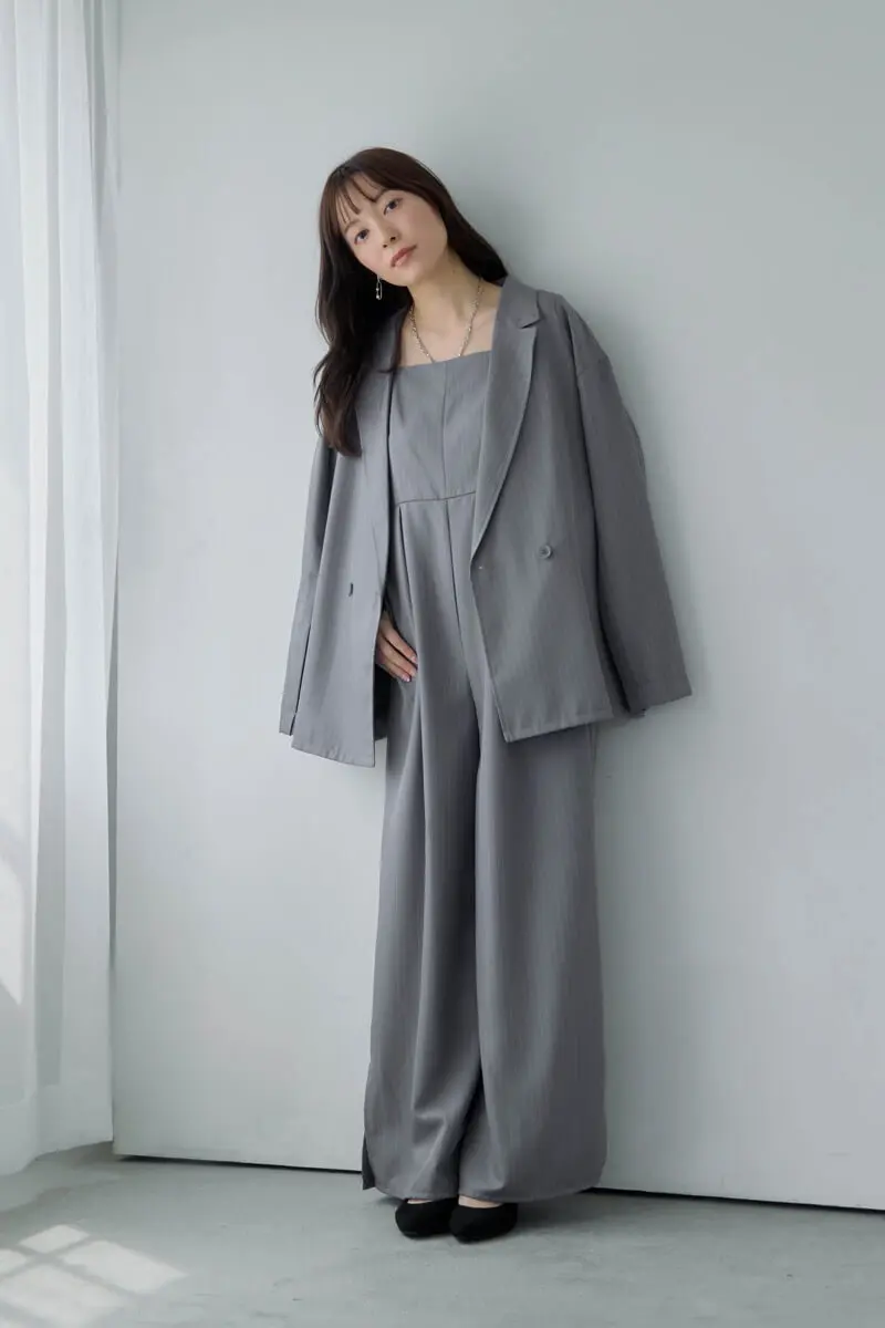 グレーのジャケット付きオールインワン
