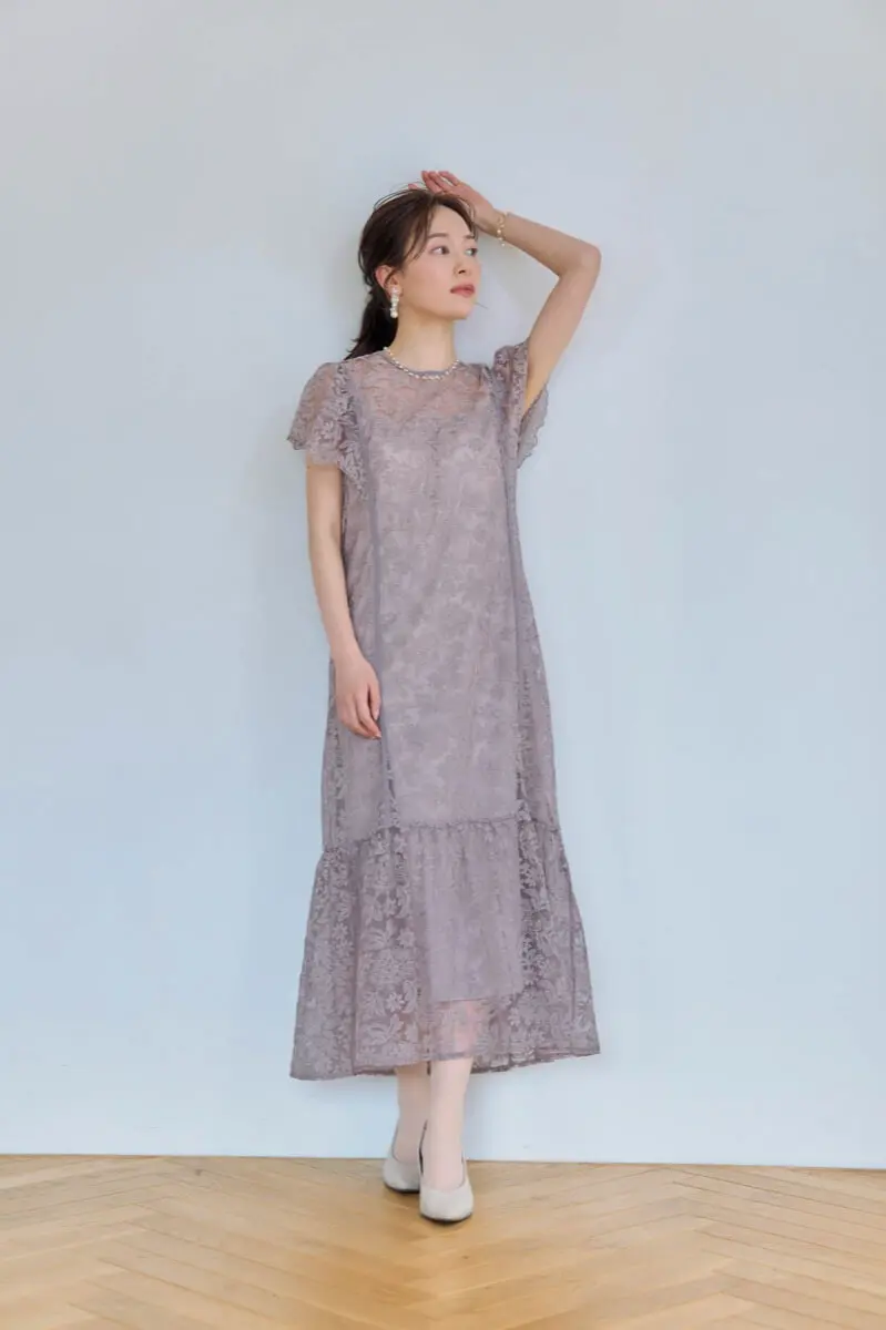 グレージュのフラワーレースドレス