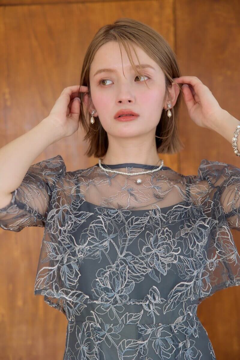 チャコールグレーのエンブロイダリーレイヤードドレスの商品画像13