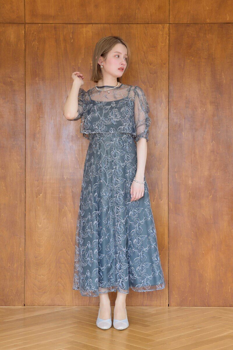 チャコールグレーのエンブロイダリーレイヤードドレスの商品画像2