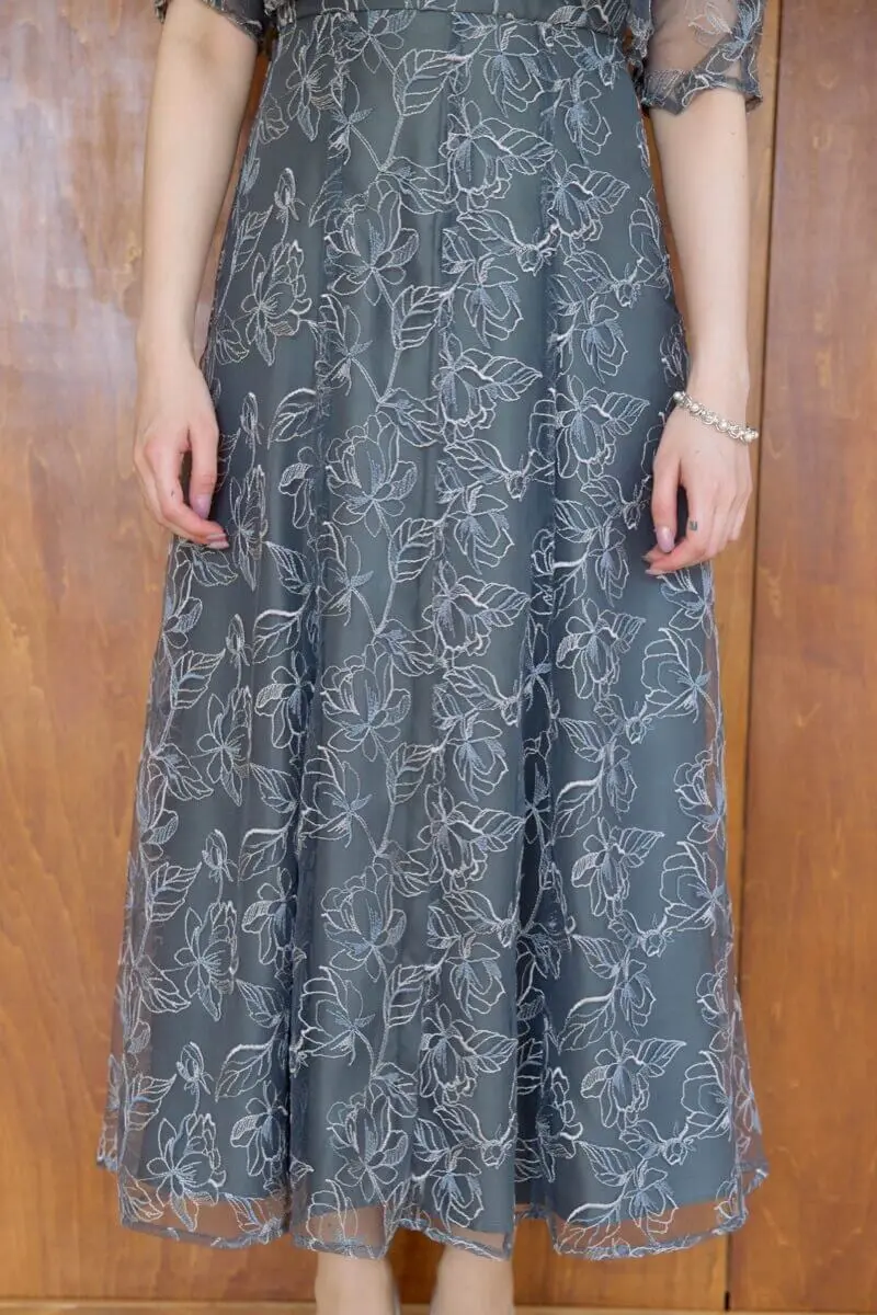 チャコールグレーのエンブロイダリーレイヤードドレス | metoi | 3L
