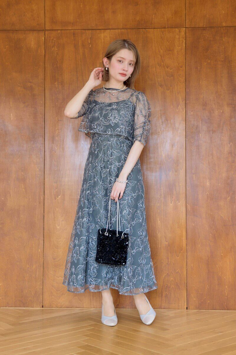 チャコールグレーのエンブロイダリーレイヤードドレスの商品画像8