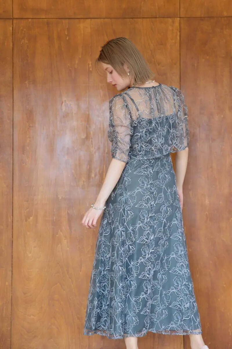 チャコールグレーのエンブロイダリーレイヤードドレス | metoi | 3L