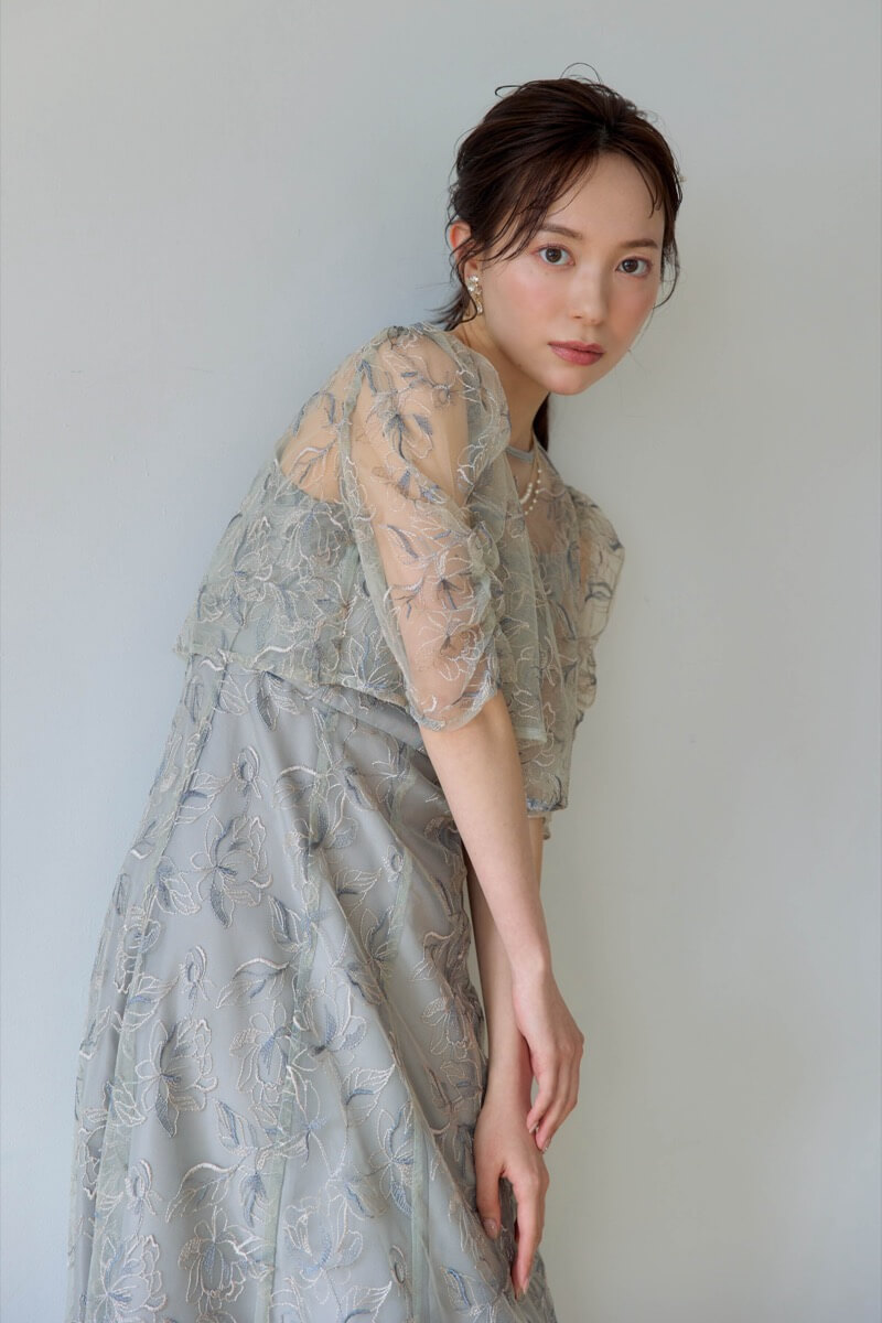 グレイッシュグリーンのエンブロイダリーレイヤードドレスの商品画像9