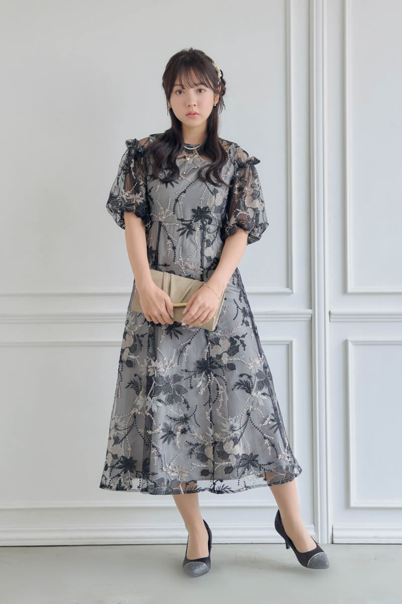 ブラックのパフスリーブエンブロイダリードレスの商品画像10