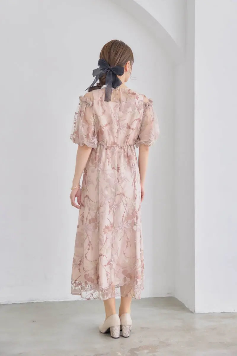 ピンクベージュのパフスリーブエンブロイダリードレス | metoi | 3L