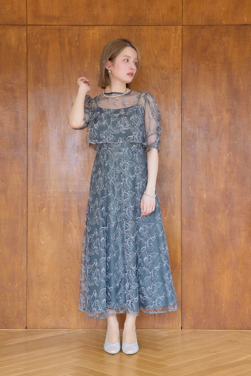 チャコールグレーのエンブロイダリーレイヤードドレスの商品画像2