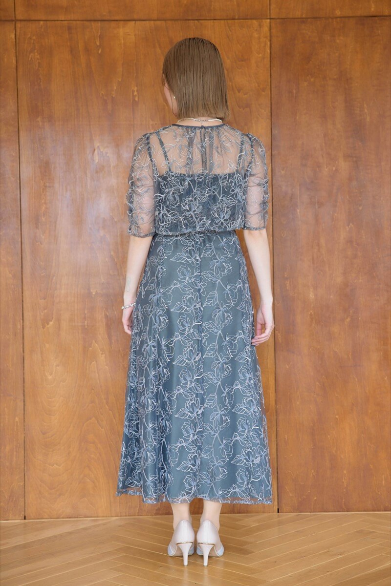 チャコールグレーのエンブロイダリーレイヤードドレスの商品画像4