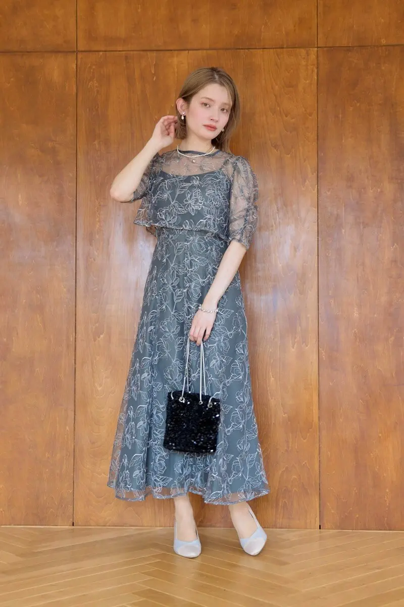 チャコールグレーのエンブロイダリーレイヤードドレス | metoi | LL