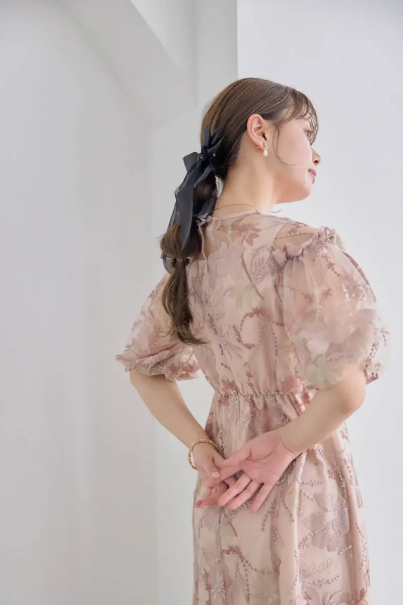 ピンクベージュのパフスリーブエンブロイダリードレス | metoi | LL