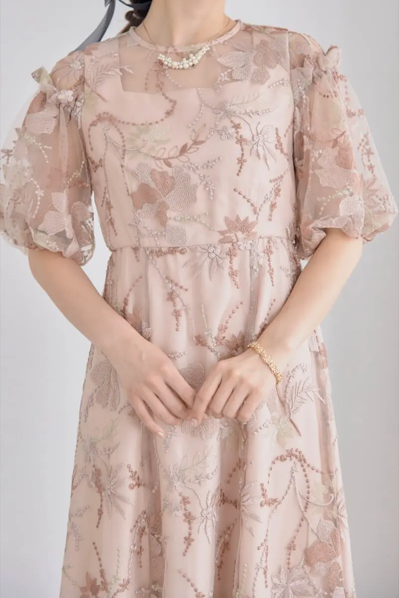 ピンクベージュのパフスリーブエンブロイダリードレス | metoi | LL