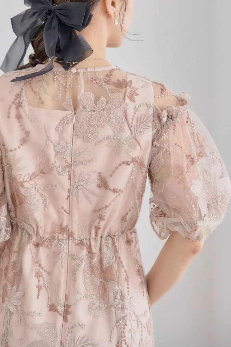 ピンクベージュのパフスリーブエンブロイダリードレス | metoi | LL