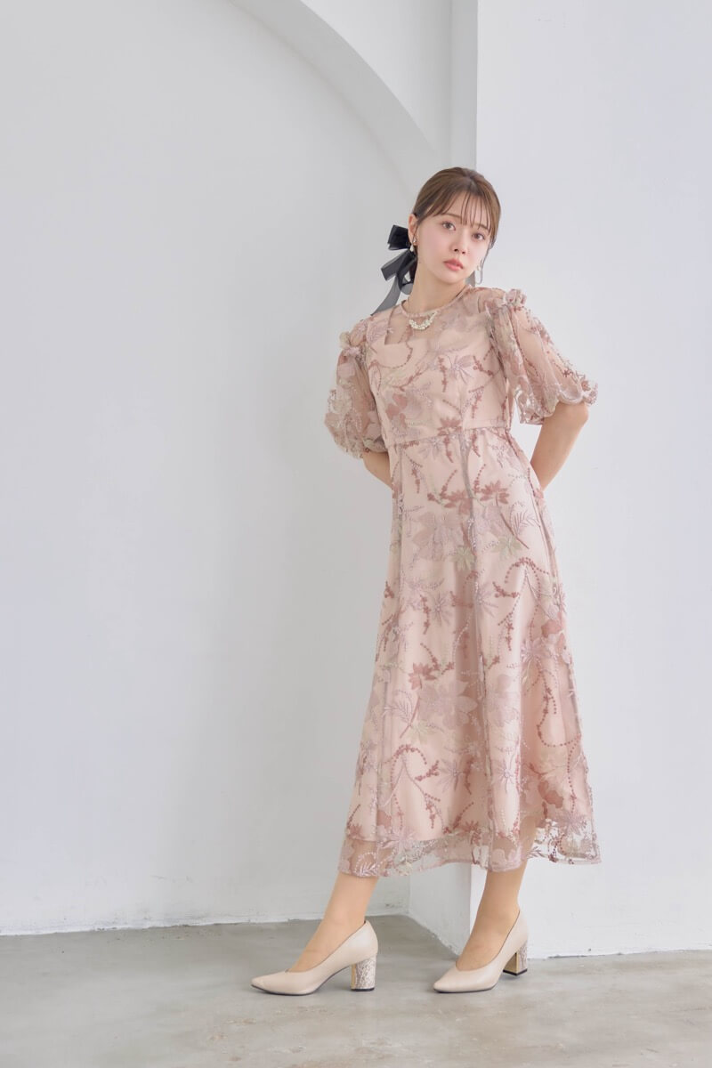 ピンクベージュのパフスリーブエンブロイダリードレス | metoi