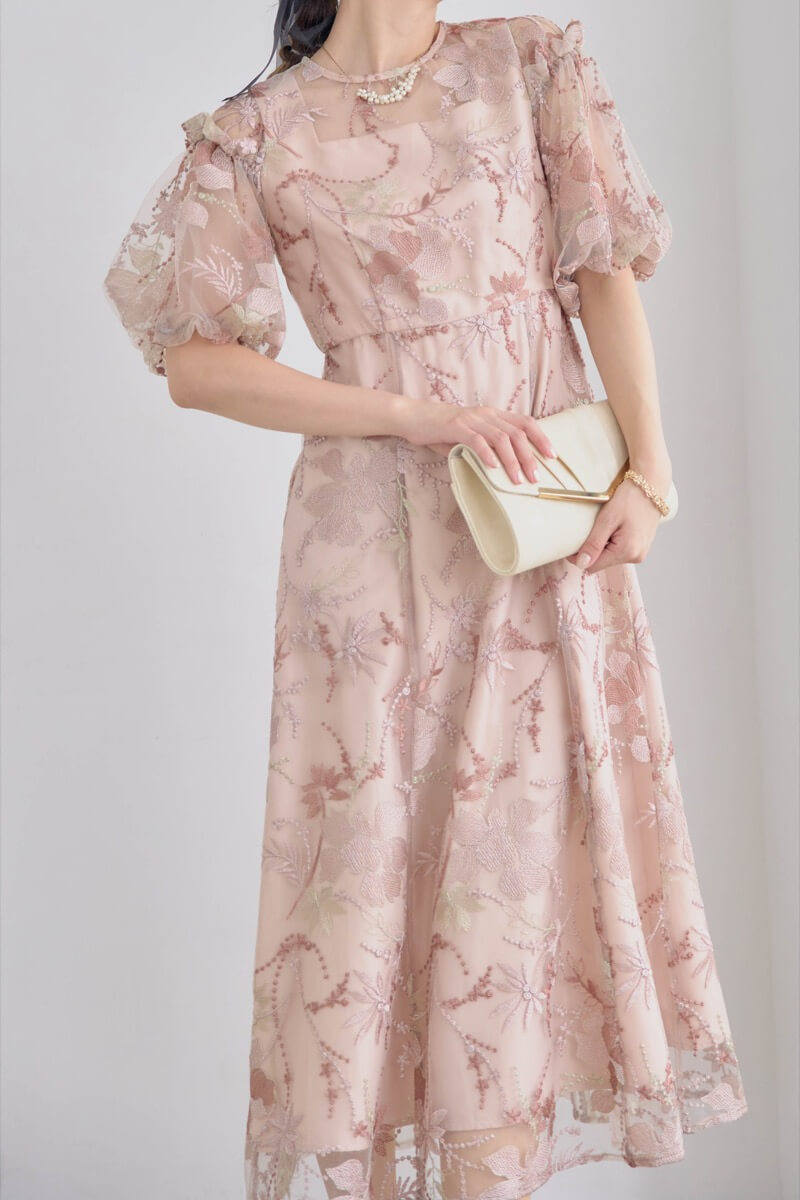 ピンクベージュのパフスリーブエンブロイダリードレス | metoi | LL