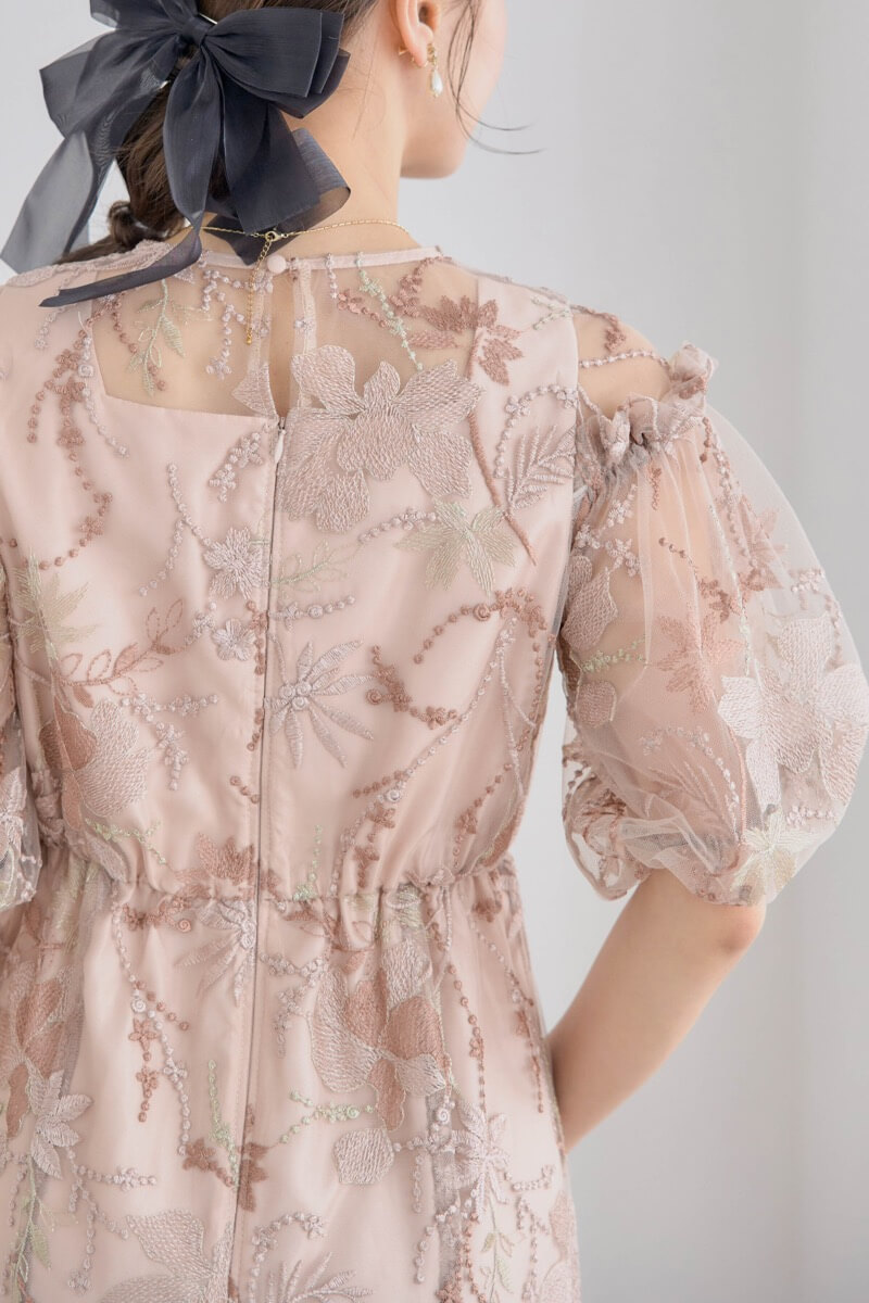 ピンクベージュのパフスリーブエンブロイダリードレスの商品画像6
