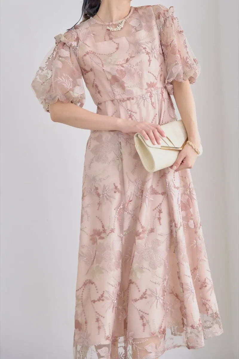 美品✨マイラン　ボリュームスリーブエンブロイダリーワンピース　ピンクベージュ ピンクベージュのパフスリーブエンブロイダリードレス | metoi | L