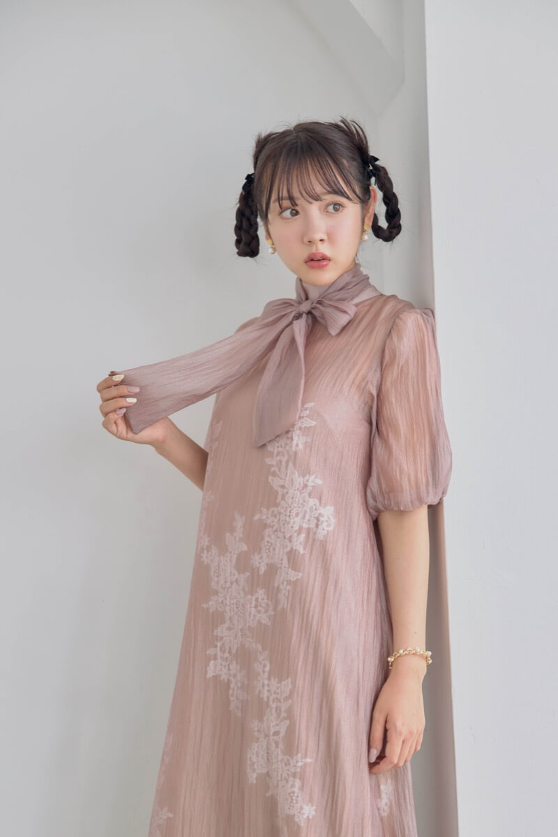 ピンクベージュのバックリボンシアーオーガンジードレスの商品画像1
