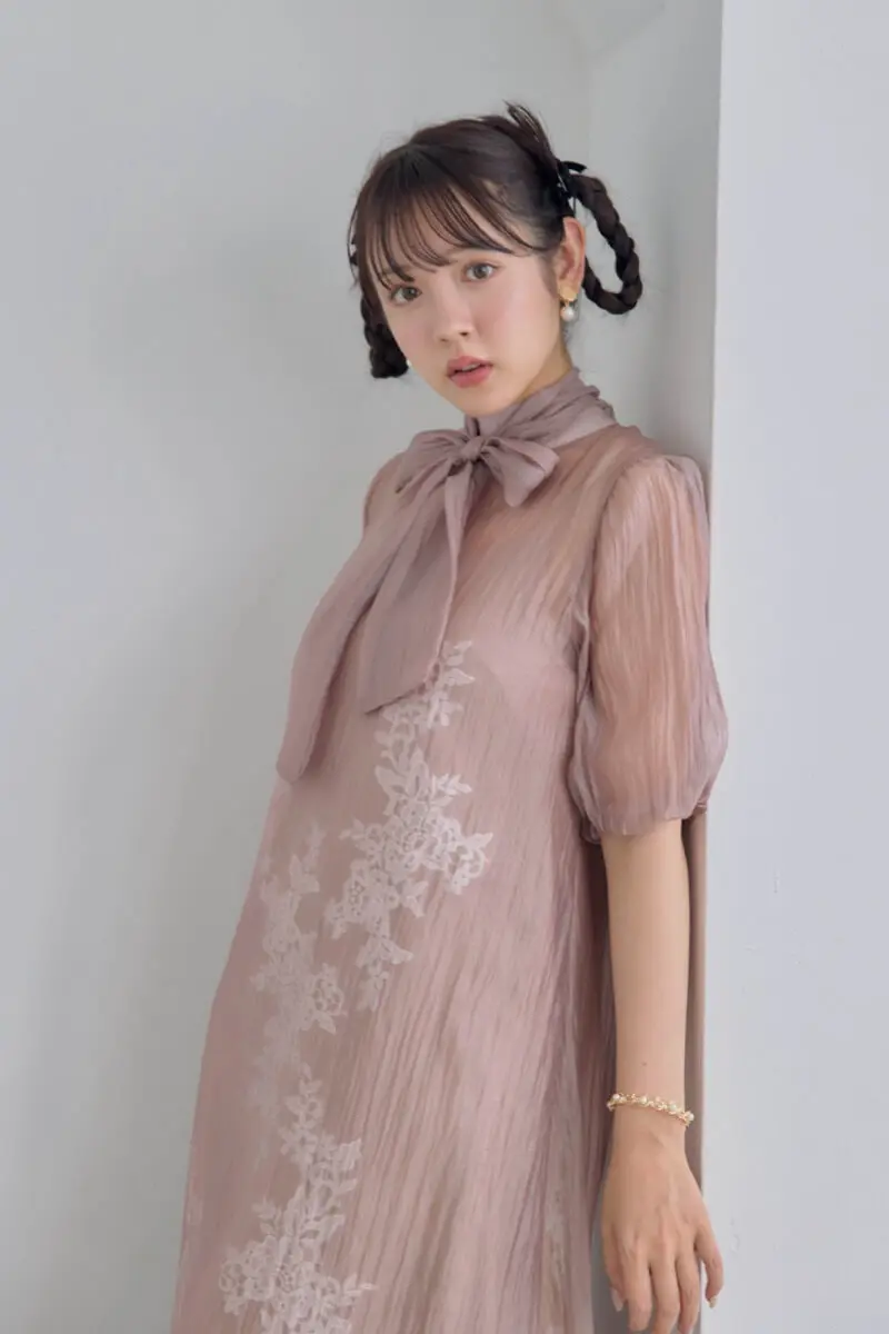 ピンクベージュのバックリボンシアーオーガンジードレス | J by blue