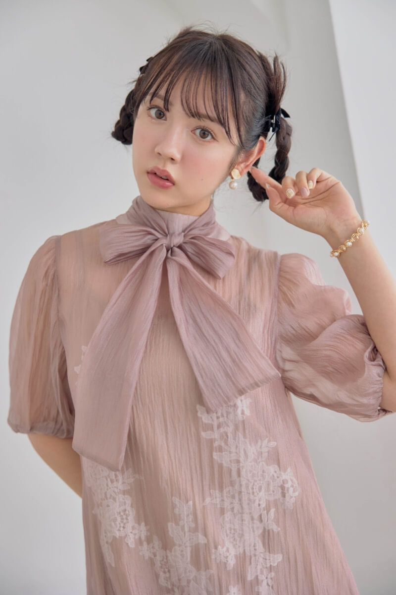 ピンクベージュのバックリボンシアーオーガンジードレスの商品画像9