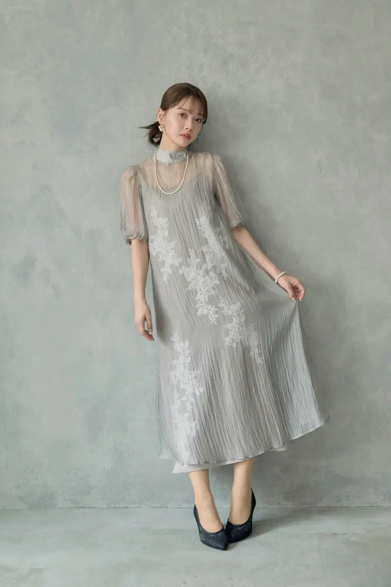 グレイッシュベージュのバックリボンシアーオーガンジードレス