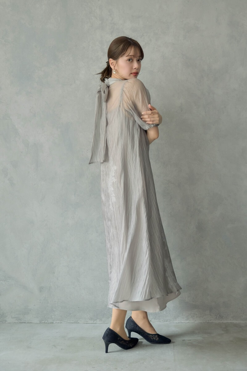 グレイッシュベージュのバックリボンシアーオーガンジードレスの商品画像11